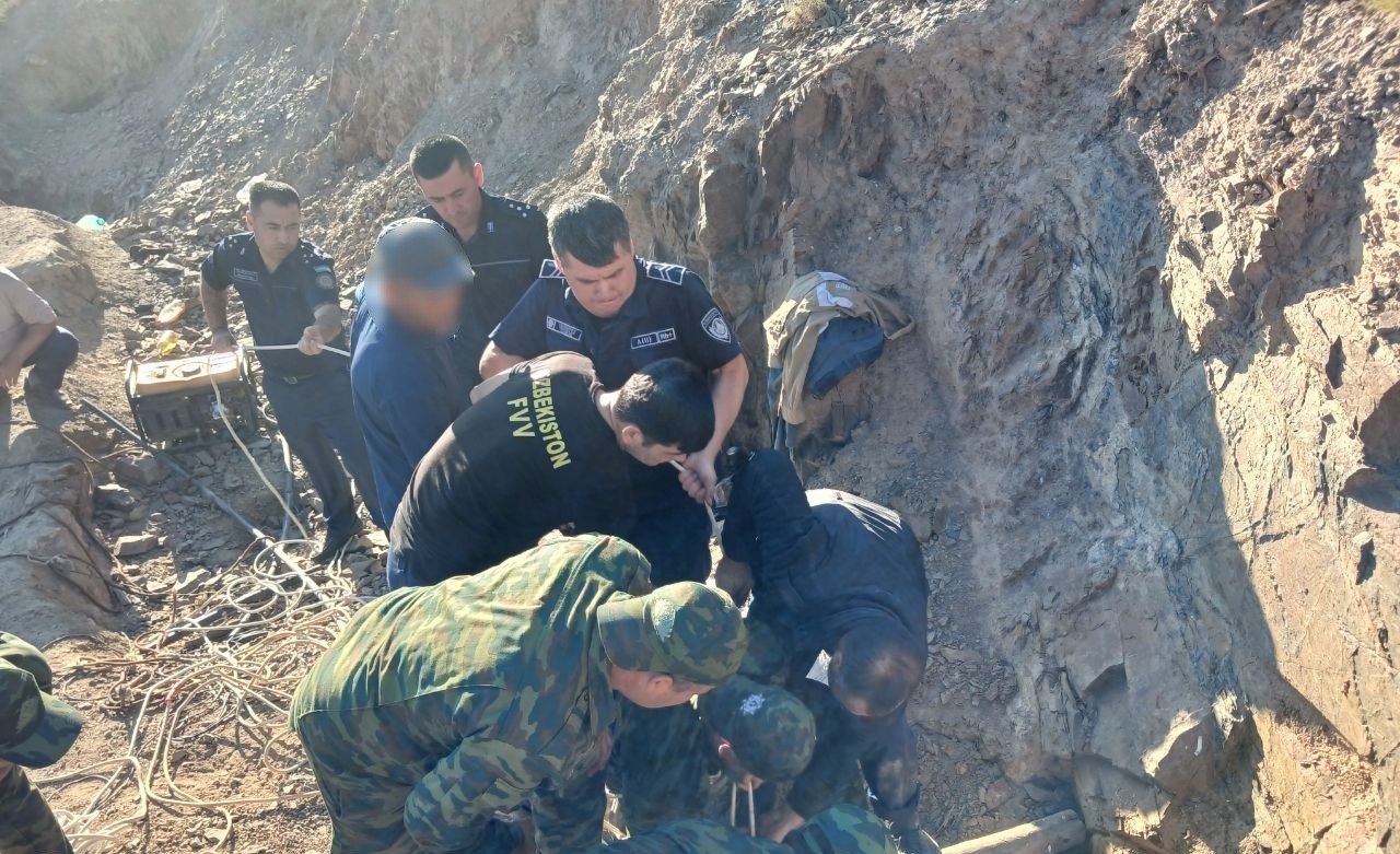 Navoiyda noqonuniy oltin qazish oqibatida chuqurlikda qolib ketgan fuqarolar qutqarildi